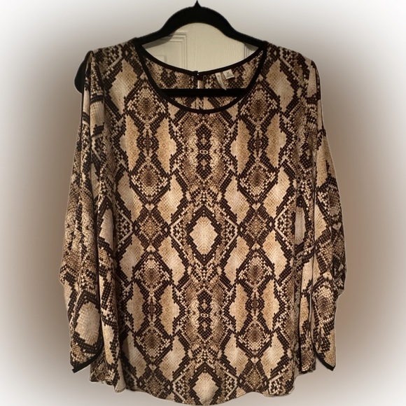 Cato Size Medium Snake Skin Peek a boo sleeve top w/ black trim on arms & collar - Picture 1 of 9